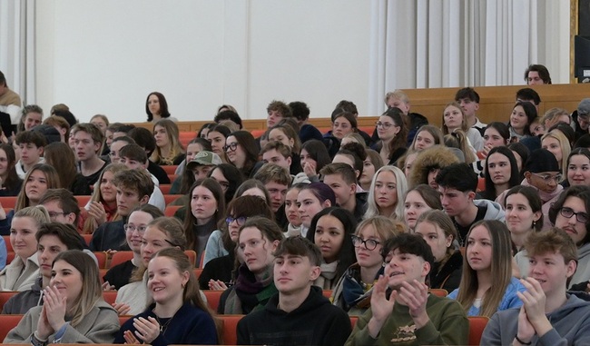 Reges Interesse und gute Stimmung bei rund 430 Jugendlichen aus mehr als 15 Salzburger Schulen.