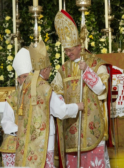 Amtseinführung in Salzburg 2003: Sein Vorgänger Erzbischof Georg Eder überreichte ihm den Hirtenstab