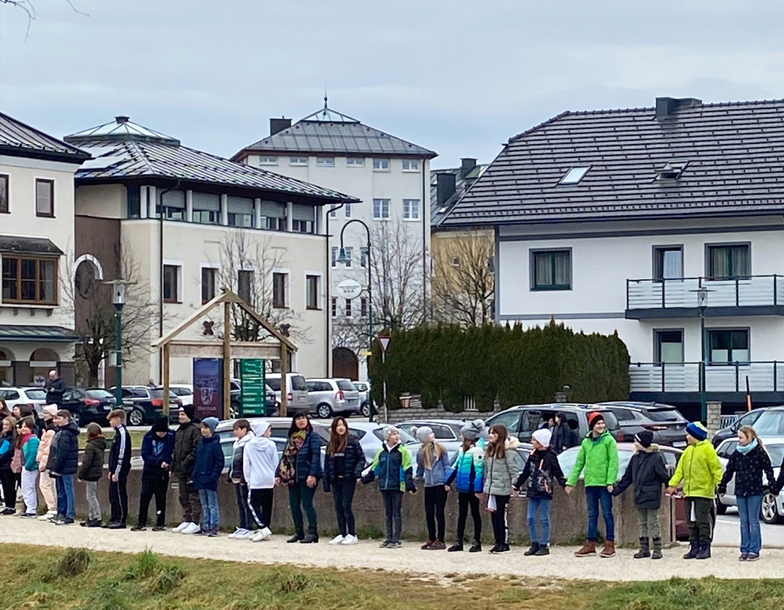 Eine Menschenkette als Symbol für den Frieden bildeten die Kinder und ihre Lehrerinnen und Lehrer aus zwei Schulen in Obertrum.