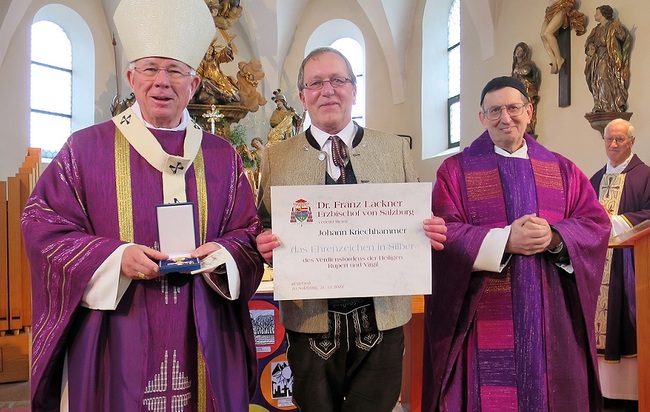 Verdiente Auszeichnung für Johann „Hans“ Kriechhammer – im Bild mit Erzbischof Franz Lackner (l.) und Pfarrer Franz Lusak (r.).