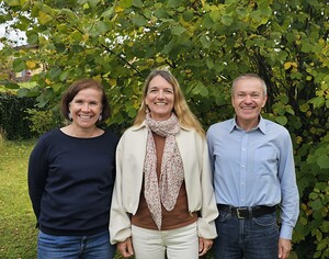 Gemeinsam für Trauernde da: Birgit Schönegger, Sonja Pachner und Bernhard Ausweger (v. l.) vom Arbeitskreis der Pfarre Koppl. Nicht im Bild: Birgit Altmüller.