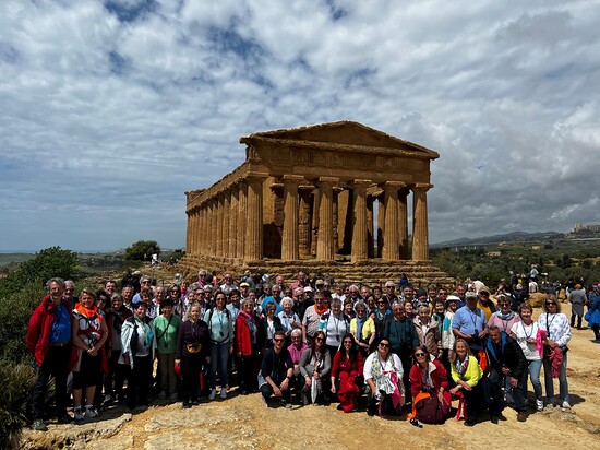 Gruppenbild vor dem Concordia-Tempel im Tal der Tempel in Agrigento. Danach ging es zum Giro-Pizza mit dem zartesten Pizzaboden Siziliens. 