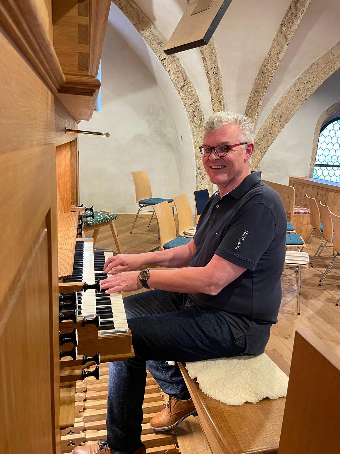 40 Jahre an der Orgel: Wolfgang Ainz heute und als 16-jähriger (kleines Bild unten).