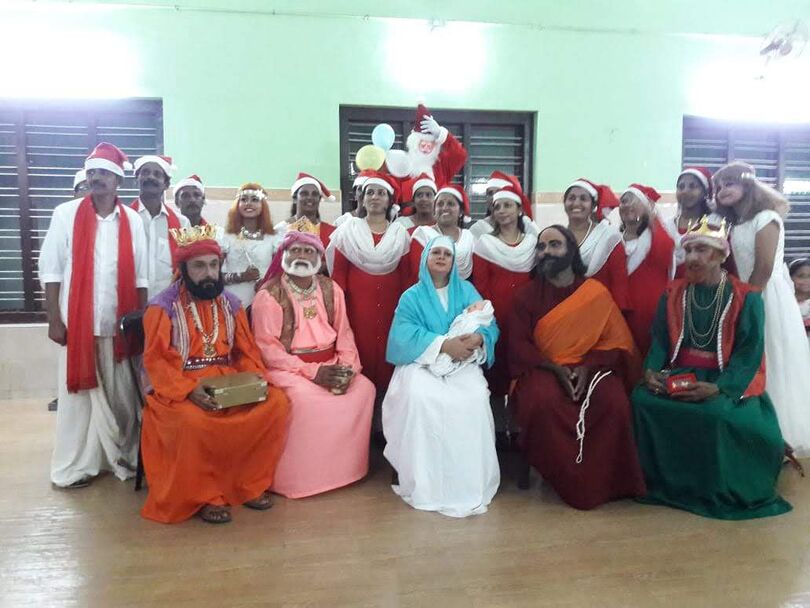Weihnachtliches Krippenspiel unter Nachbarn in Indien