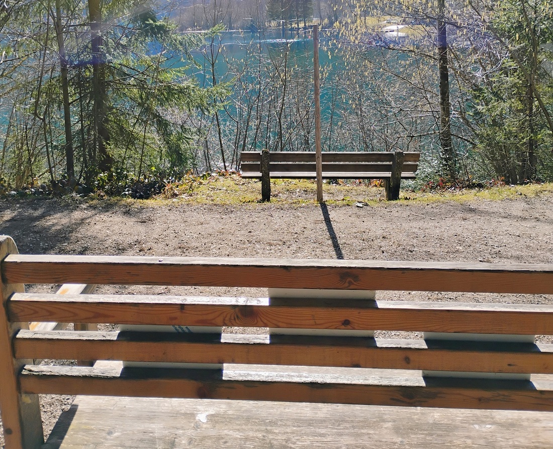 Die beliebte Lesebank am Hintersee mit Büchern in drei Boxen.