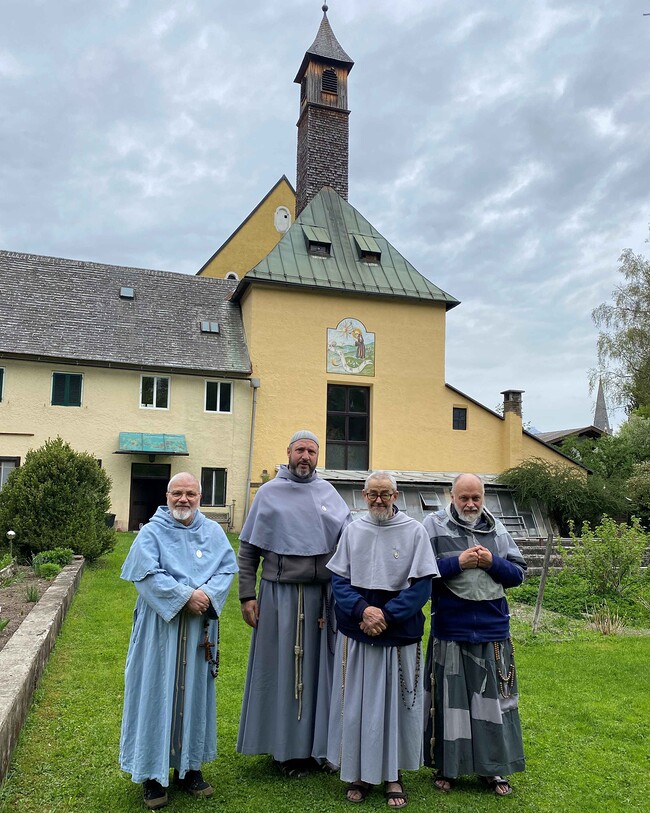 Den stillen, schlichten Gegenpol zum Luxus der Gamsstadt Kitzbühel leben die vier Patres des ehemaligen Kapuzinerklosters (v. l.): P. Giuseppe M. di Maso, P. Peter M. Insam, P. Carlo M. Iellici und P. Taddäus M. Simeth