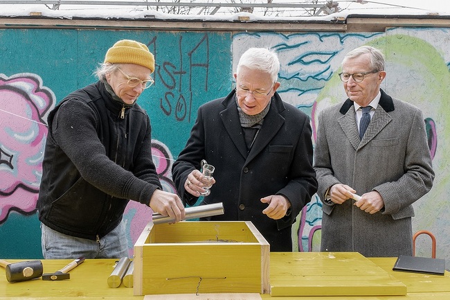 Erzbischof Franz Lackner (Mitte) mit dem Mozarteum-Departmentleiter für Szenografie, Henrik Ahr (l.), und Landeshauptmann Wilfried Haslauer (r.)