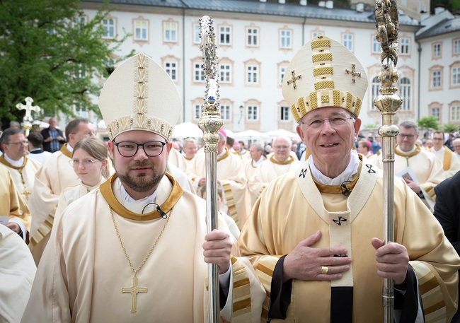 Nach der Benediktion: Erzabt Jakob Auer (l.) und Salzburgs Erzbischof Franz Lackner im Kreise einer Vielzahl an geistlichen Mitfeiernden.