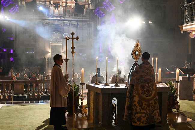 Adoratio 2026 will ein starkes Zeichen setzen für eine Kirche, die Menschen ver- bindet und Hoffnung schenkt sowie junge Menschen für einen lebendigen Glauben begeistern und ihnen Räume echter Begegnung in unserer Erzdiözese eröffnen. 