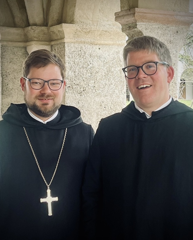 Erzabt Jakob Auer (links) mit seinem neuen Prior P. Virgil Steindlmüller.