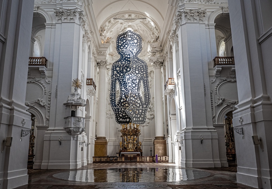  Teil des Kunstwerks ist eine riesige menschliche Silhouette, die über den Köpfen der Besucherinnen und Besucher im Kirchenraum schwebt.