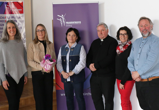 Frauentreff Mittersill; im Bild: Regionalbegleiterin Mag.a Christine Sablatnig, Manuela Lerch, Anita Goller, Pfarrer Adalbert Dlugoposlky, Stadträtin Susanne Hirschbichler, Christoph Lukas Schwaiger