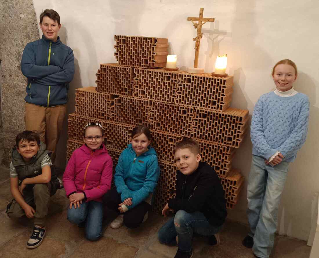 In der Pfarre Kuchl baute die Jungschar eine Klagemauer in der Krypta und will künftig Sitzpolster zur Verfügung stellen.