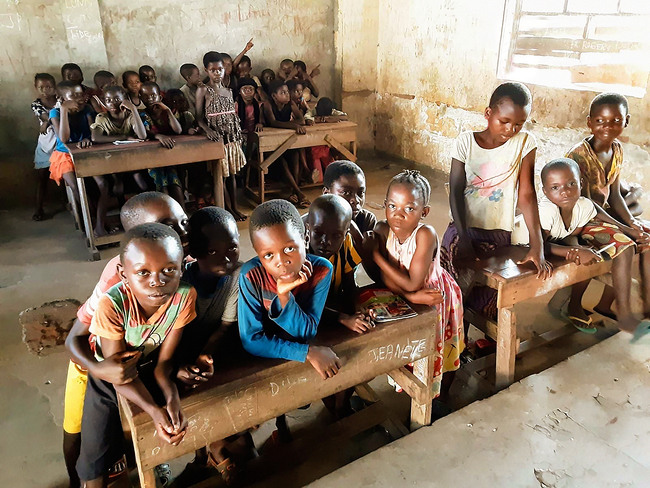 Die Bänke sind schon da – nun fehlt noch das neue Schuldach, damit die Kinder in Mondombe geschützt lernen können.