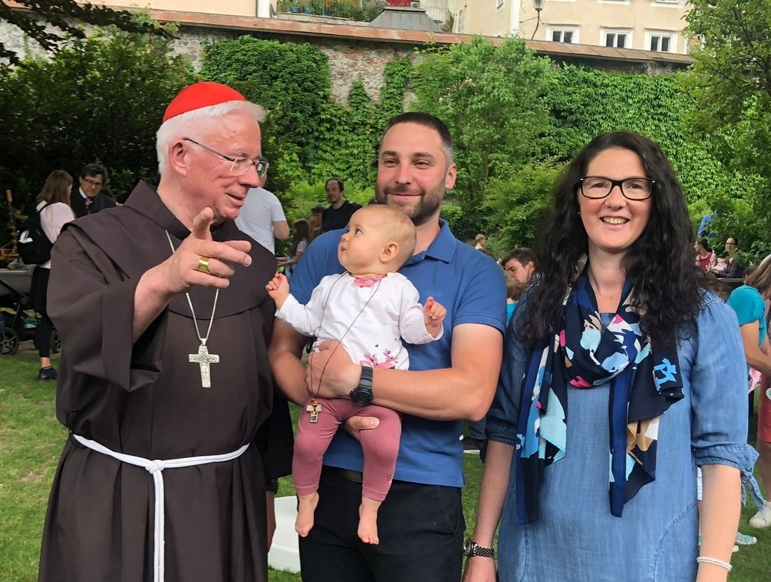 Erzbischof Franz Lackner lädt nach dem Gottesdienst ab 16 Uhr zur Begegnung in den Bischofsgarten ein: mit Segnung der Familien und einem kleinen Geschenk für jedes Kind.