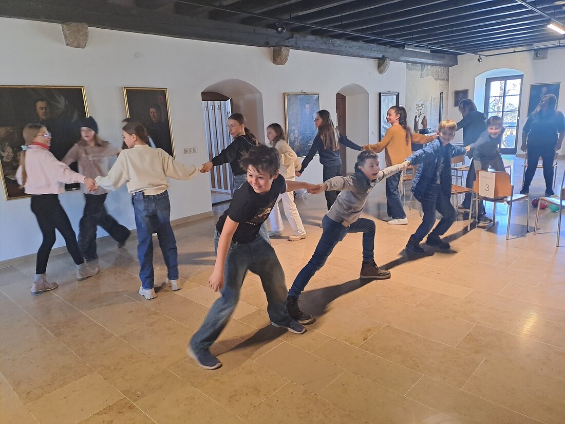 Pfarrhof voller junger Leute: Rund  90 Firmlinge füllten das Pfarrhaus in St. Johann bei der Premiere des Firmlingsworkshops mit Leben.