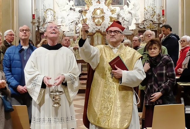 Prälat Johann Reißmeier segnete die  restaurierte Egedacher-Orgel (erbaut 1696).