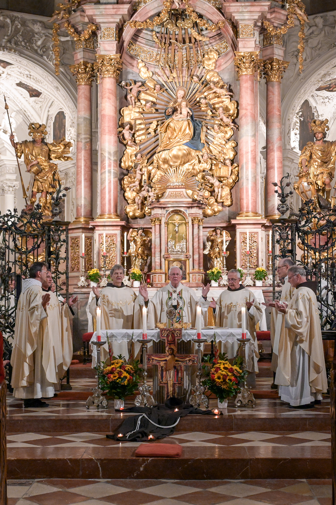 'Ite, missa est' - Transitusfeier in der Franziskanerkirche Salzburg.