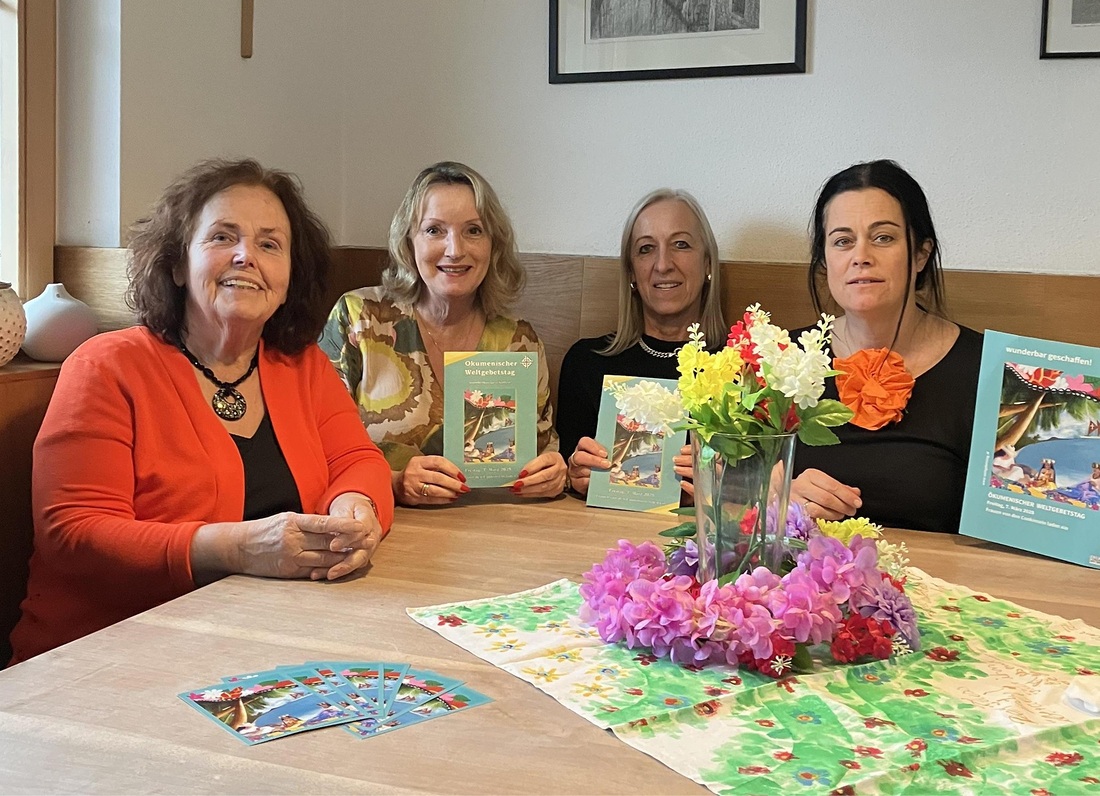 Über mehr als 30 Jahre Weltgebetstag in Alpbach in Tirol freuen sich (von links) Evi Oberhauser, Tania Zawadil (WGT Österreich), Julia Reichsöllner und Bettina Jenewein-Kröll (kfb Alpbach).