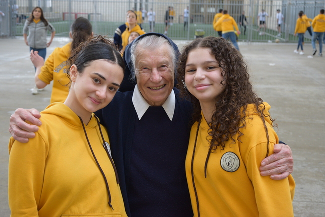 Salvatorian Sisters School in Nazareth: Sr. Klara mit Schützlingen