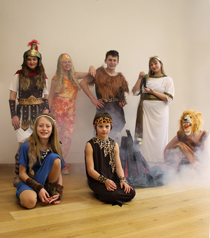 Bühnenreif sind Kinder und Kostüme. Am 14. Juni hat das „Ötzi-Musical“ der Katholischen Privatschule Premiere.