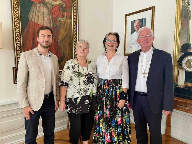 Erzbischof Franz Lackner (r.) mit der wiedergewählten KA-Präsidentin Elisabeth Mayer (2. v. l.) und der bestätigten Vizepräsidentin Hildegard Mackinger (2. v. r.) sowie Vizepräsident Matteo Carmignola (l.).