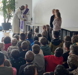 Aschermittwoch in der Volksschule Vorderthiersee: Pfarrer Harrison Markose und Diakon Toni Pirchmoser starteten mit den Schülerinnen und Schülern in die Fastenzeit.