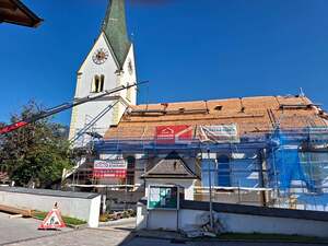 Die neue Pfarrkirche Schwoich feiert heuer ihren 50. Geburtstag. Nach dem verheerenden Hagelschaden 2024 wird sie noch renoviert.