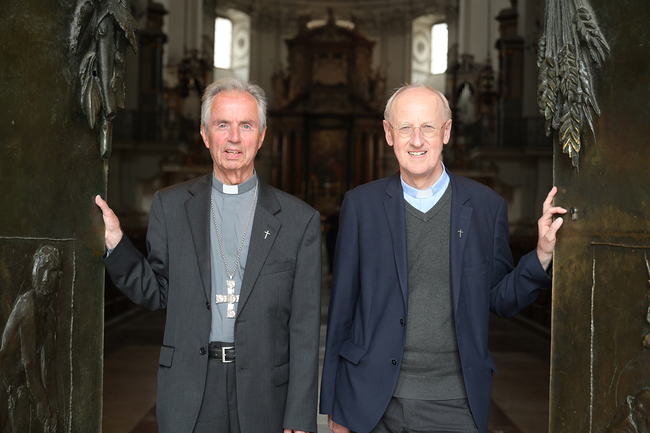  Den Dom zu einem Ort der Begegnung machen – dafür stehen stellvertretend für das Domkapitel: Weihbischof und Dompropst Hansjörg Hofer (seit 33 Jahren Domkapitular) sowie Domdechant Gottfried Laireiter (seit 20 Jahren Domkapitular).