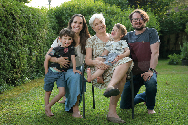 Gemeinschaftssinn. Sarah Gishamer, Katharina Seywald und Florian Gishamer mit Jakob und Kilian können in der Familien-Wohngemeinschaft sehr gut miteinander.