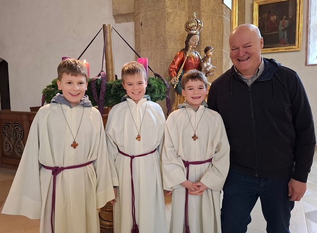Felix, Philipp und Alexander mit dem Kufsteiner Ministranten-Koordinator Hannes Ischia. 