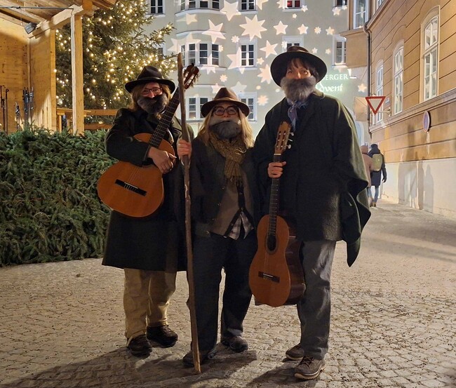 Als Hirten unterwegs: „D‘rund um  d‘ Salv“-Sängerinnen (v. l.) Renate Rieser (Bruckhäusl), Helga Obwaller (Söll) und Monika Brix (Westendorf) bringen in den Bezirken Kitzbühel und Kufstein wieder adventliche Stimmung in viele Häuser.