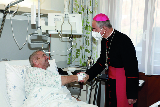 Mut und Zuversicht sprach Weihbischof Hansjörg Hofer Patienten bei seinem Besuch im Kardinal Schwarzenberg Klinikum zu.