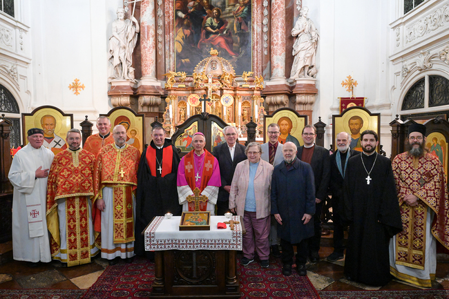 Mit einer „Göttlichen Liturgie“ feierte  das Andreas-Petrus-Werk seinen 100. Geburtstag. Im Bild Vorstandsmitglieder und Zelebranten mit Weihbischof Hansjörg Hofer und Erzabt Korbinian Birnbacher (6. u. 5. v. l.) sowie Generalvikar Yuriy Kolasa (4. v