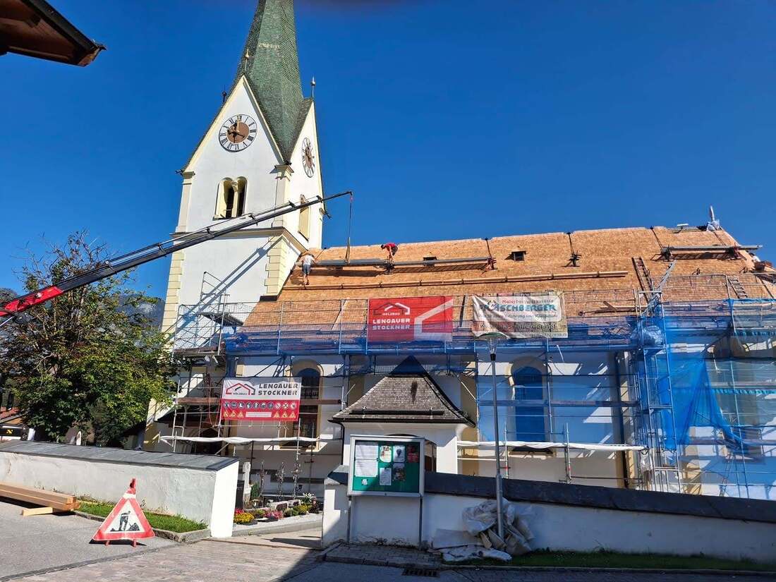 Die neue Pfarrkirche Schwoich feiert heuer ihren 50. Geburtstag. Nach dem verheerenden Hagelschaden 2024 wird sie noch renoviert.