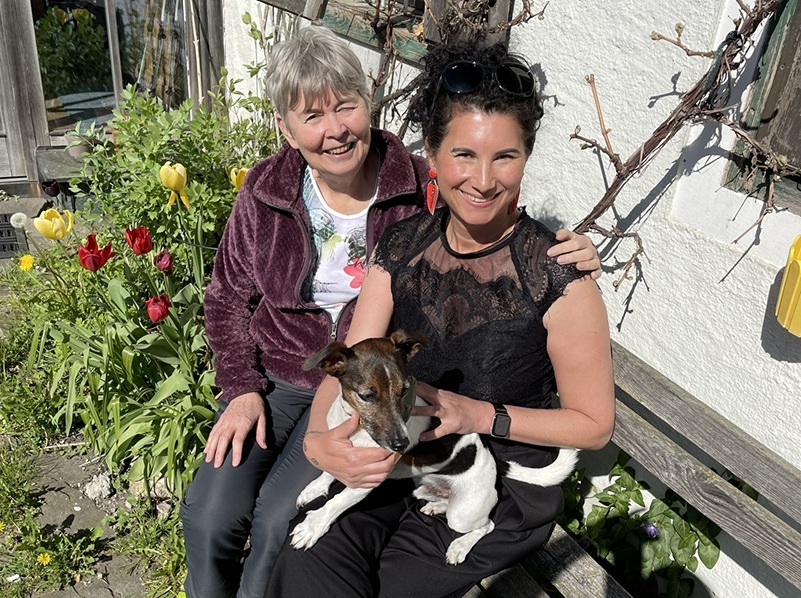 Friederike Weiser (l.) mit Adoptivtochter Barbara, die mittlerweile selbst dreifache Mutter ist­.