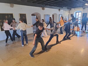 Pfarrhof voller junger Leute: Rund  90 Firmlinge füllten das Pfarrhaus in St. Johann bei der Premiere des Firmlingsworkshops mit Leben.