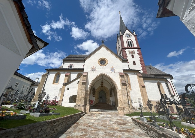 Blick vom Süden auf die Wallfahrtsbasilika Mariapfarr.