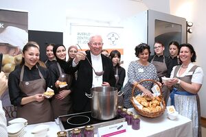 Erzbischof Franz Lackner, kfb-Salzburg-Vorsitzende Michaela Luckmann und kfb-Salzburg-Leiterin Renate Orth-Haberler mit Schülerinnen des Ausbildungszentrums St. Josef beim Benefizsuppenessen im Salzburger Kapitelsaal.