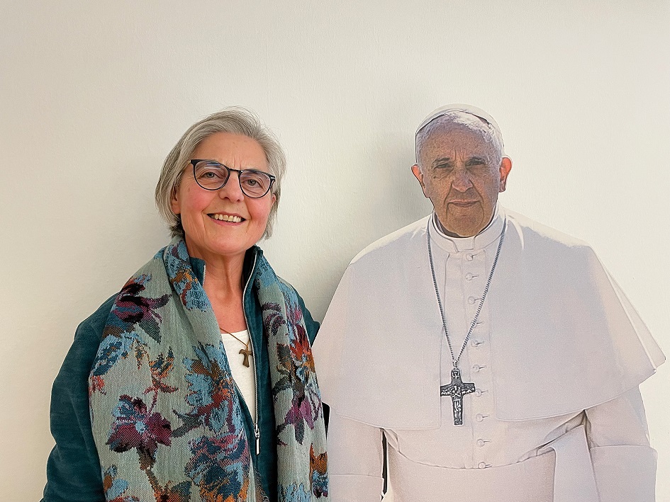 Vereint im Geist des hl. Franziskus: Schwester Franziska König HSF neben einer lebensgroßen Figur des Heiligen Vaters.