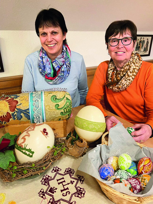Anni Pfisterer (l.) und Maria Riegel aus St. Johann im Pongau geben ihr Wissen in Klöppelkursen weiter.