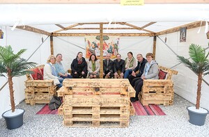 Die Sitzecke der Oase Mamre vor der Pfarrkirche Werfen – Teil des Siegerprojekts in der Kategorie „Besondere Innovation“. 