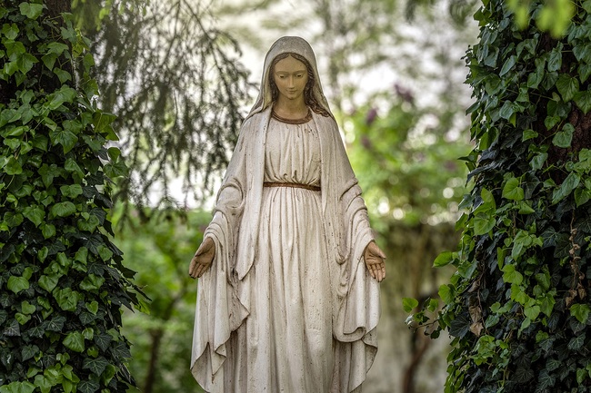 Die Marienstatue im Garten des Bischofshauses ist ein Ort der Andacht und des Gebets. Sie war ein Geschenk der Schwestern von Bethlehem aus dem Kloster „Maria im Paradies“ auf der Kinderalm bei St. Veit im Pongau an Erzbischof Franz Lackner.