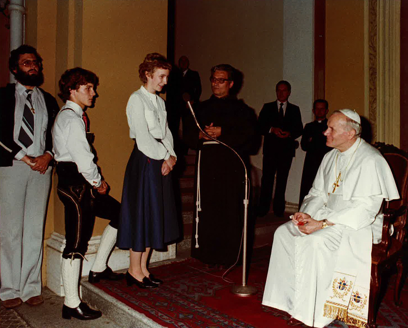 Begegnung mit Papst Johannes Paul II. in Castel Gandolfo 1981. „Bei seinem späteren Salzburgbesuch durfte ich die Kommunion von ihm empfan- gen“, erzählt Irene Blaschke.Foto: RB/privat