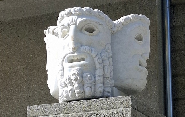 Unübersehbares Markenzeichen der Salzburger Festspiele: der vom Bildhauer Jakob Adlhart geschaffene „Vier-Masken-Block“.