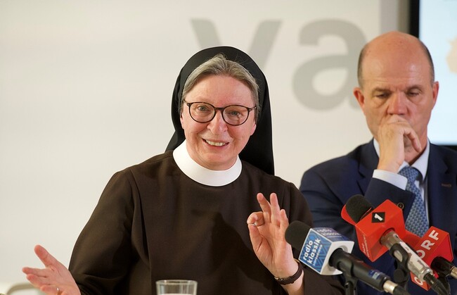 Präsentation der Leistungsbilanz 2022 für die österreichischen Ordensspitäler: Sr. Barbara Lehner, Gesamtleiterin und Generaloberin der Elisabethinen Linz-Wien und Christian Lagger, Vorsitzender der ARGE Ordensspitäler.