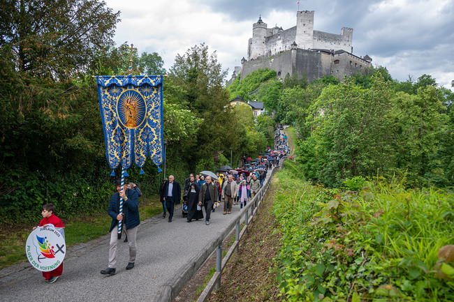 Volksmusikalische Friedenswallfahrt - Gemeinsam unterwegs - von St. Erhard über den Mönchsberg nach Mülln am 17.05.2025  Foto und Copyright: Moser Albert, Fotograf, 5201 Seekirchen, Weinbergstiege 1, Tel.: 0043-676-7550526  albert.moser@sbg.at  www.