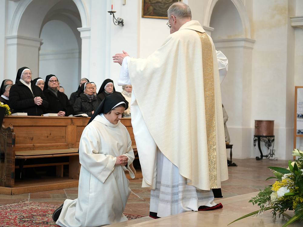 Sr. Maria Annie legte in der Stadtpfarrkirche Hallein ihre Ewige Profess ab