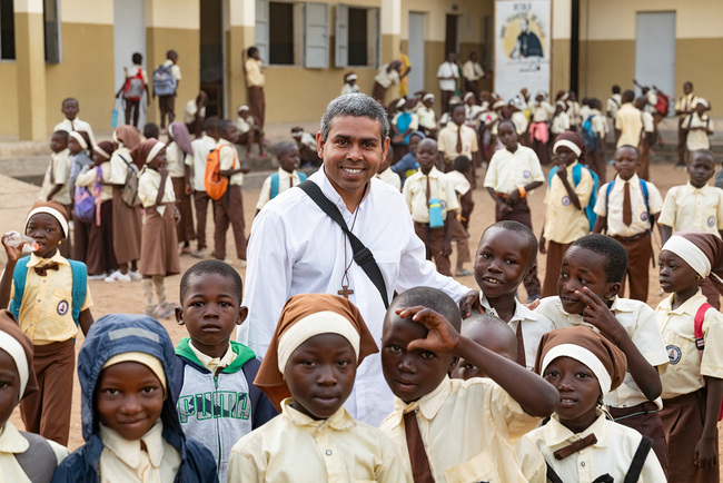 Die Schule in Doba (Tschad) ist ein Weg aus der Hoffnungs- und Perspektivenlosigkeit. „Bildung ist das wirksamste Werkzeug zur Veränderung“, unterstreicht Pater Sen Vellakada. Er ist der diesjähriger Romero-Preisträger von Sei So Frei.  