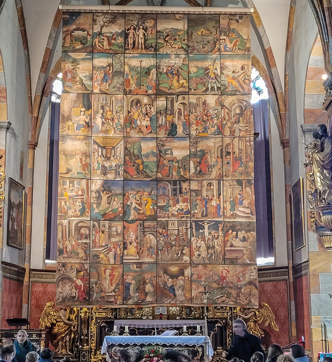 Zu den schönsten Fasten-tüchern in Kärnten ist jenes zu zählen, das sich in der Stiftskirche zu Millstatt befindet. Es hat sieben Bilderreihen übereinander und sechs Bilder nebeneinander. Jedes Bild misst 1,20 m in der Höhe und 0,95 m in der Breite. 